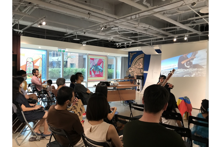 訴說著演奏西塔琴的背景