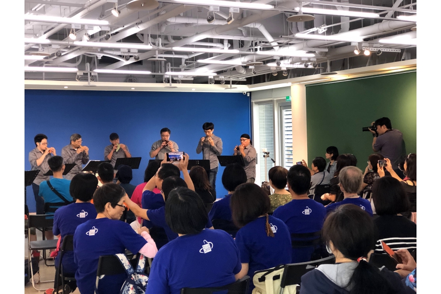 認真聽演出的民眾