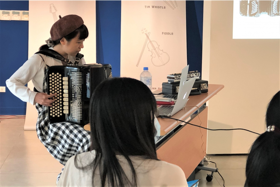 老師示範手風琴演奏方式