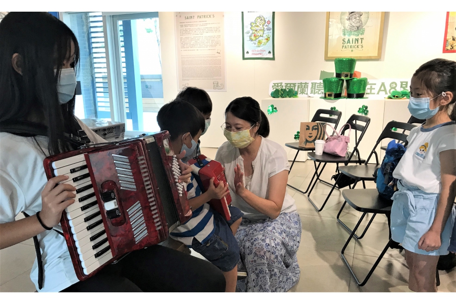 民眾體驗手風琴演奏