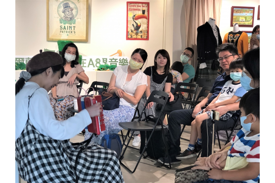 老師示範手風琴演奏方式