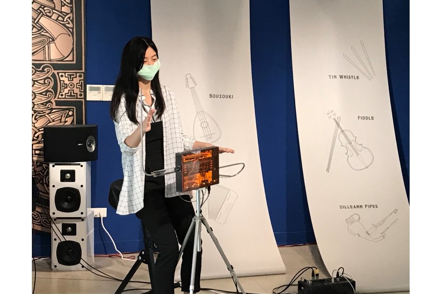 民眾操作特雷門琴