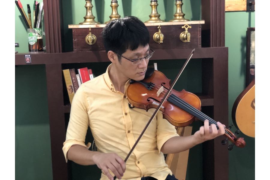 老師演奏小提琴