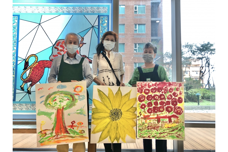 學員與作品合影