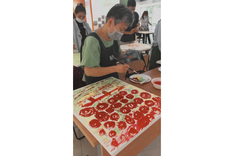 學員專心作畫中