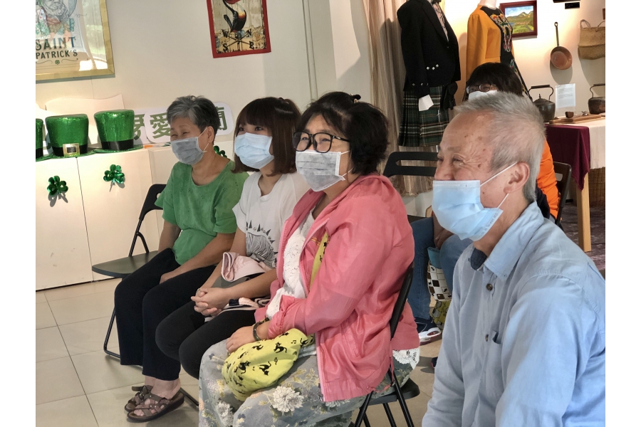 參與講座的人們