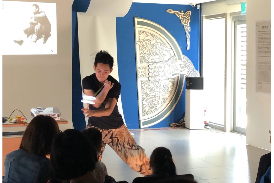 表演中