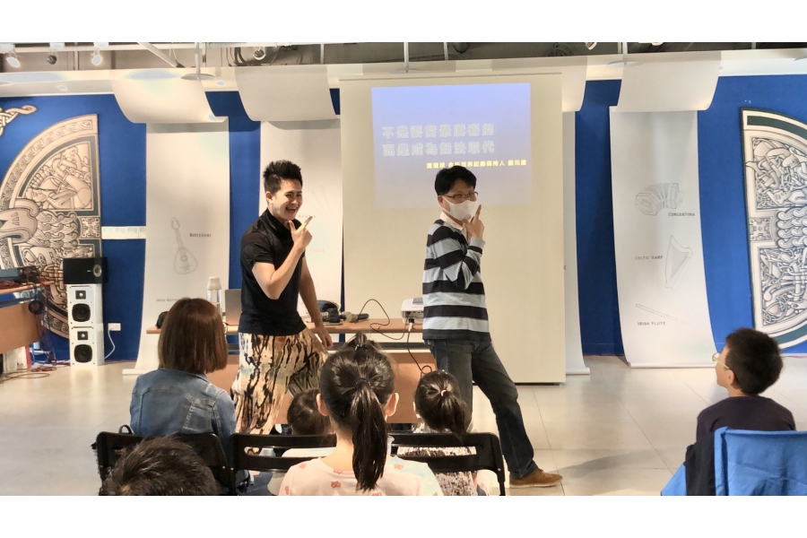 邀請觀眾上台一起表演