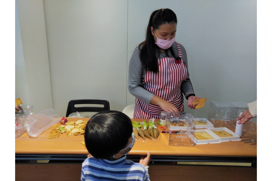 老師協助製作薑餅屋