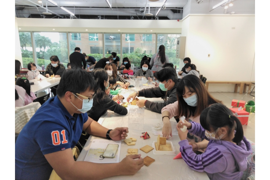 大家認真製作薑餅屋