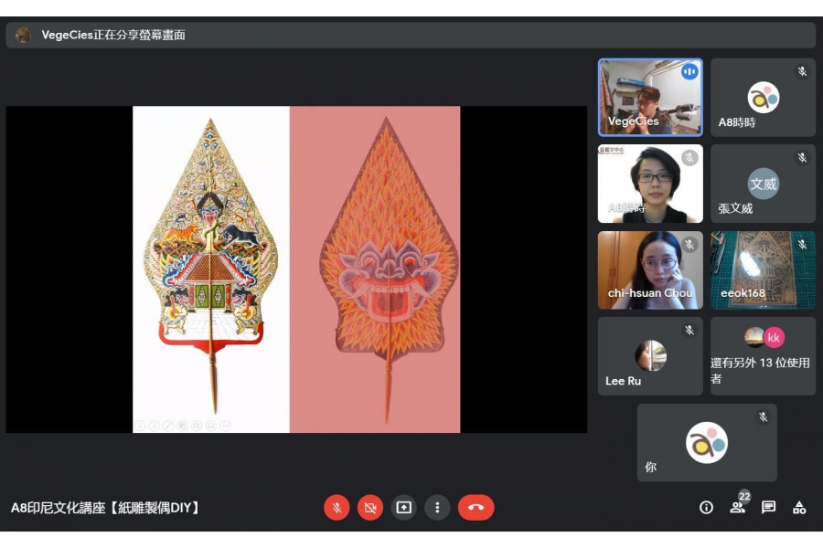 秉君老師介紹戲偶上的圖樣